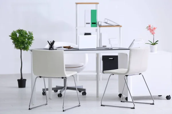 Interior de escritório moderno com mesa e cadeiras brancas — Fotografia de Stock