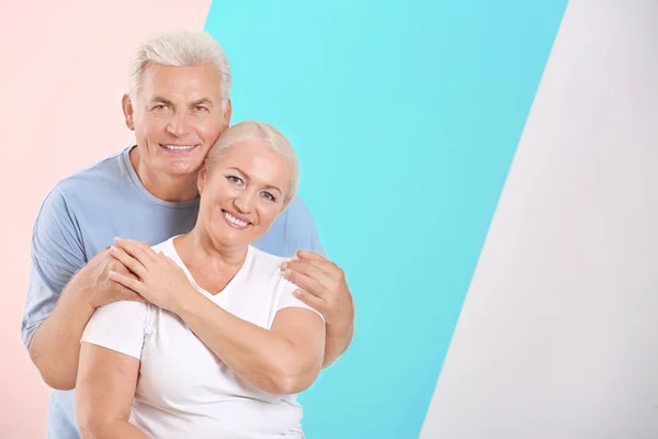 Älteres Paar vor farbigem Hintergrund — Stockfoto