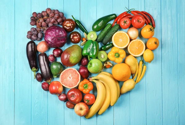 Creatieve compositie gemaakt van groenten en fruit — Stockfoto