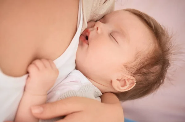 Mutter hält süßes kleines Baby im Haus — Stockfoto