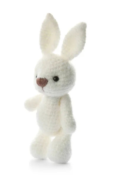 Roztomilá pletená hračka zajíček na bílém pozadí — Stock fotografie