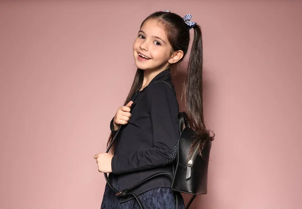 Entzückende stilvolle Mädchen posiert auf farbigem Hintergrund — Stockfoto