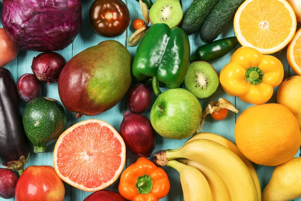 Composição criativa feita de frutas e legumes — Fotografia de Stock