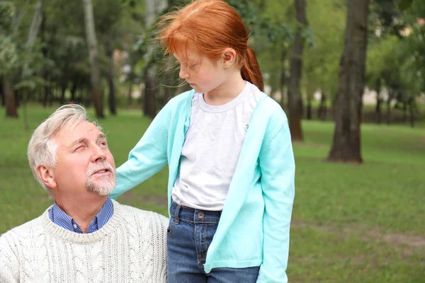 Feliz hombre mayor con nieta en el parque — Foto de Stock