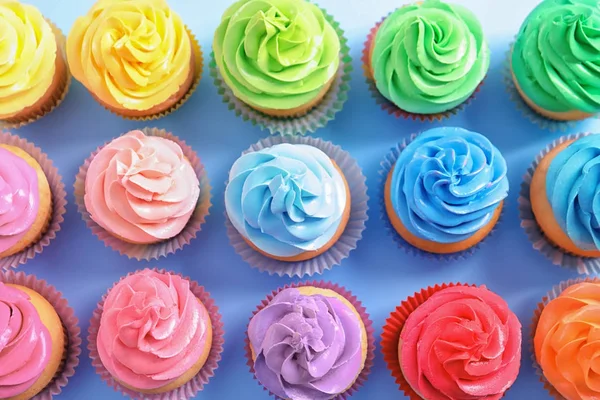 Heerlijke Cupcakes Kleur Achtergrond Bovenaanzicht — Stockfoto