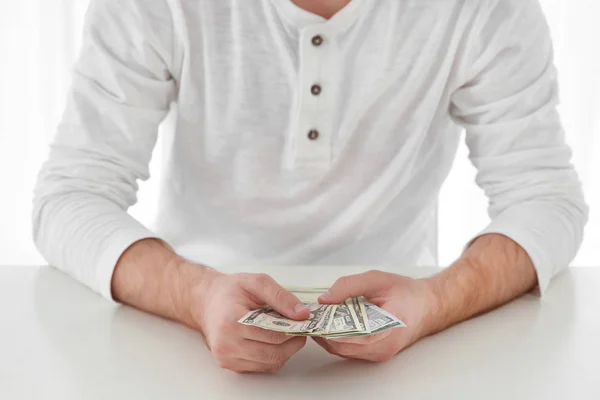 Hombre contando dinero en la mesa, primer plano — Foto de Stock
