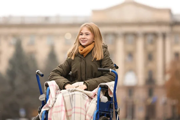 Adolescente en silla de ruedas al aire libre en el día de otoño — Foto de Stock