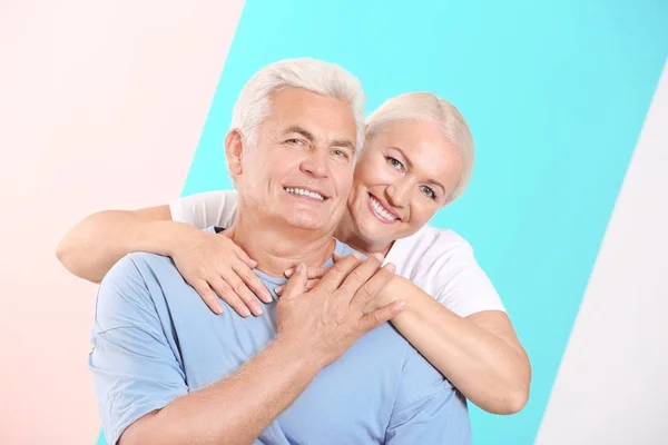 Älteres Paar vor farbigem Hintergrund — Stockfoto