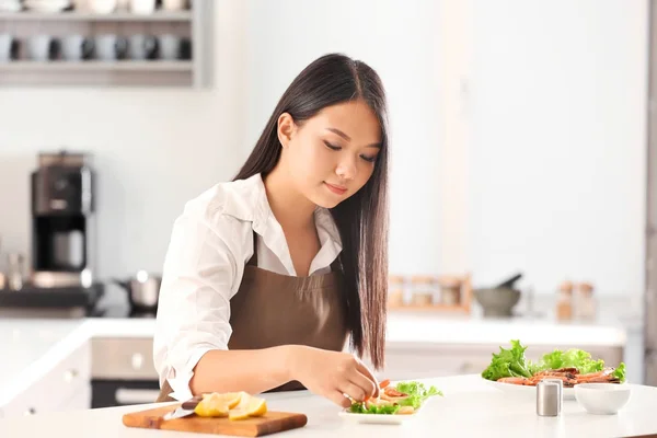 Güzel Asyalı kadın mutfakta masada karides yemek hazırlama — Stok fotoğraf