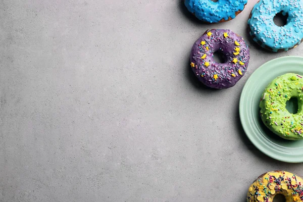 İle sprinkles gri arka plan üzerinde renkli donut