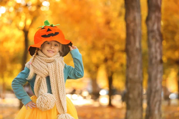 Sonbahar parkta Halloween kostüm giyen sevimli küçük kız — Stok fotoğraf