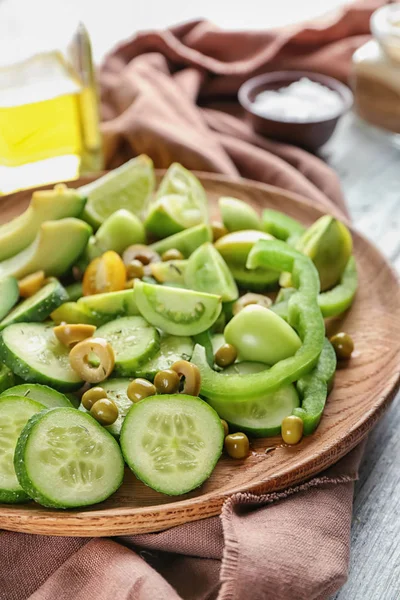 Piatto con deliziosa insalata di verdure sul tavolo — Foto Stock