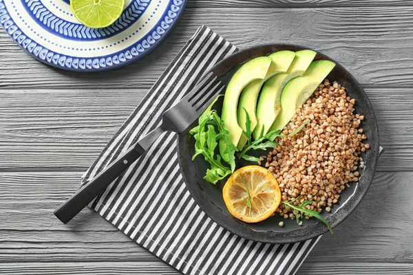 Piatto con gustoso porridge di grano saraceno e avocado — Foto Stock