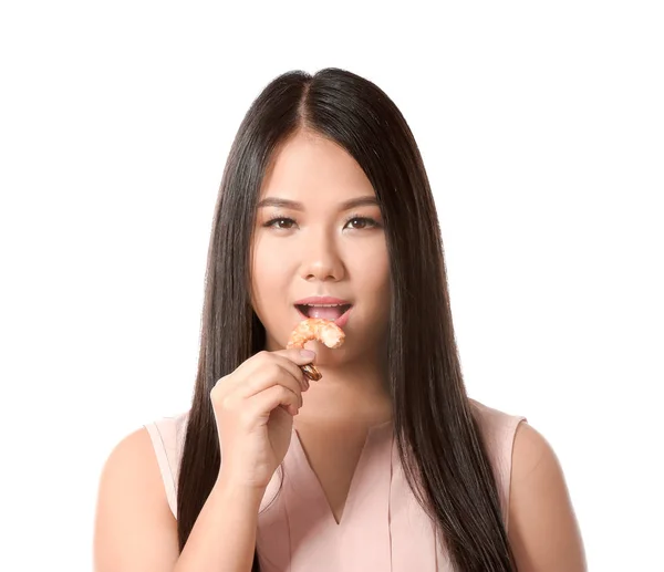 Mooie Aziatische vrouw eten garnalen op witte achtergrond — Stockfoto