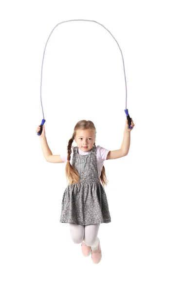 Beyaz arka plan üzerinde ip atlama ile oynayan sevimli küçük kız — Stok fotoğraf