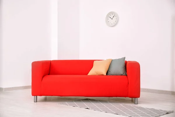 Удобный красный диван в номере — стоковое фото
