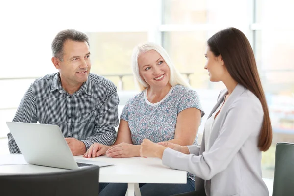 Female insurance agent consulting senior couple in office — Stock Photo, Image