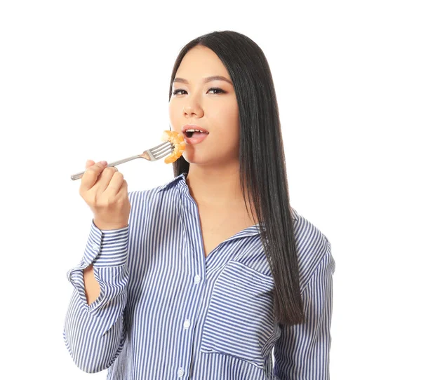 Mooie Aziatische vrouw eten garnalen op witte achtergrond — Stockfoto