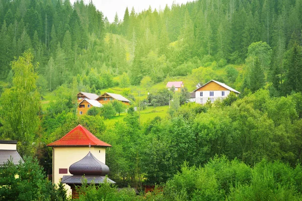 Schöner moderner Ferienort in den Bergen — Stockfoto