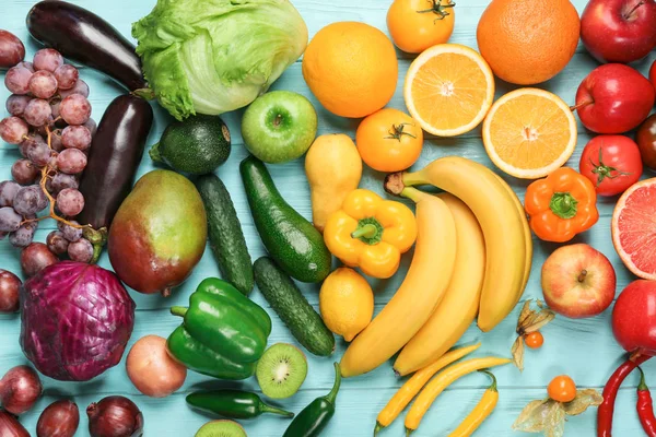 Composição criativa feita de frutas e legumes — Fotografia de Stock