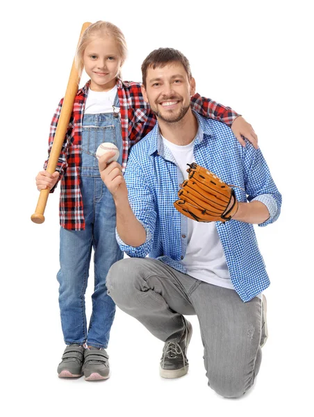 Carino bambina e suo padre pronti per giocare a baseball, su sfondo bianco — Foto Stock