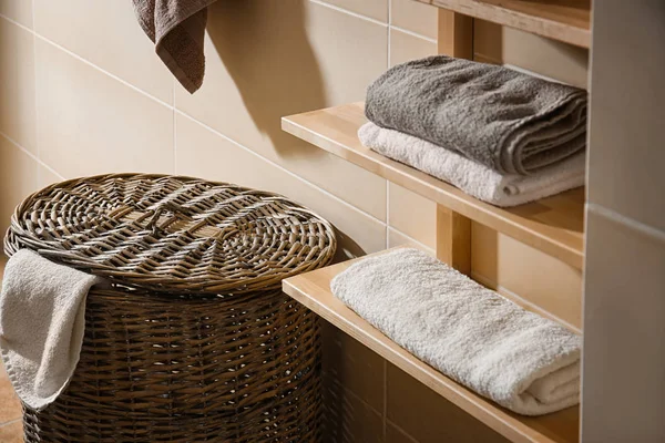 Плетеная корзина с бельем в ванной комнате — стоковое фото