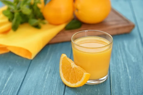 Glas frischer Orangensaft auf dem Tisch — Stockfoto