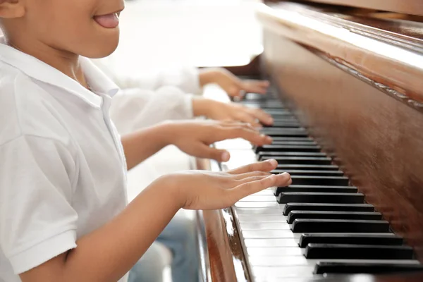 African-American boy with little girl playing piano indoors — Stock Photo, Image