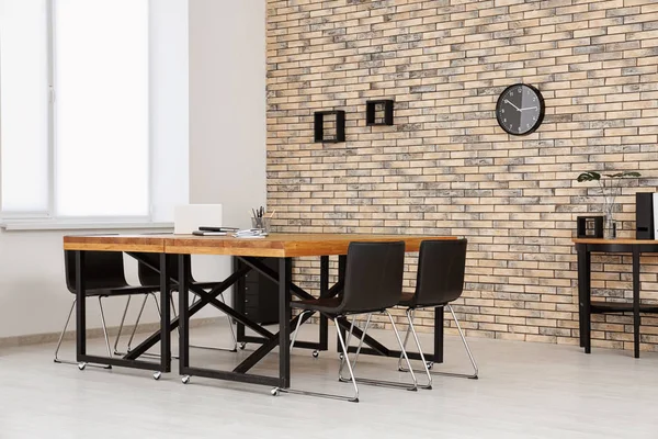 Modern ofis iç ahşap masa ve sandalyeler ile
