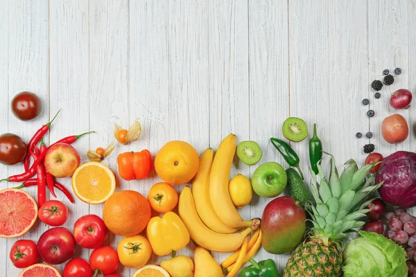 Composição criativa feita de frutas e legumes — Fotografia de Stock