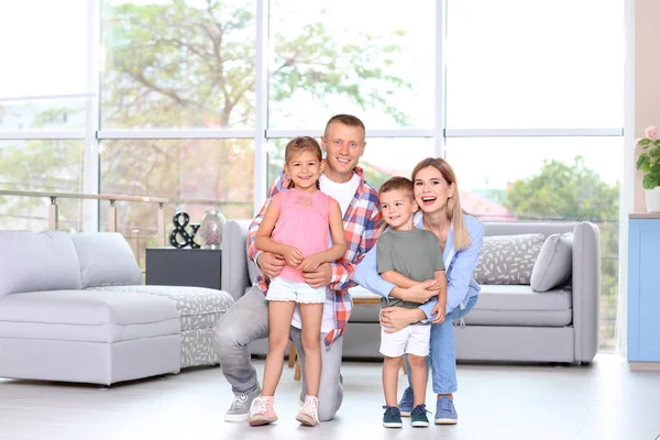 Familia feliz en la habitación en la nueva casa —  Fotos de Stock