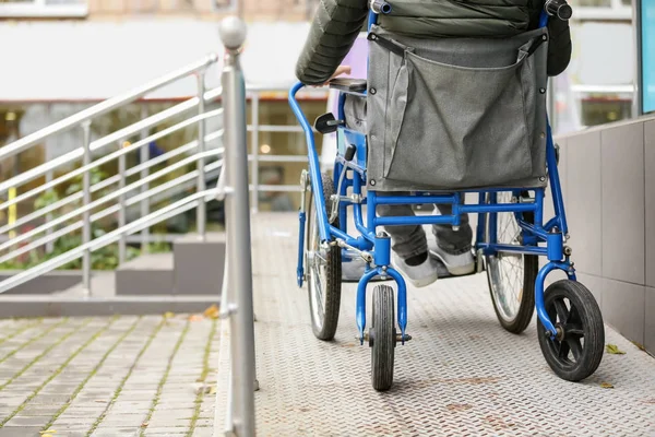 Förlamade mannen i rullstol på ramp utomhus — Stockfoto