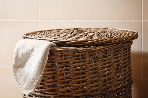 Cesto di vimini con lavanderia in bagno — Foto Stock