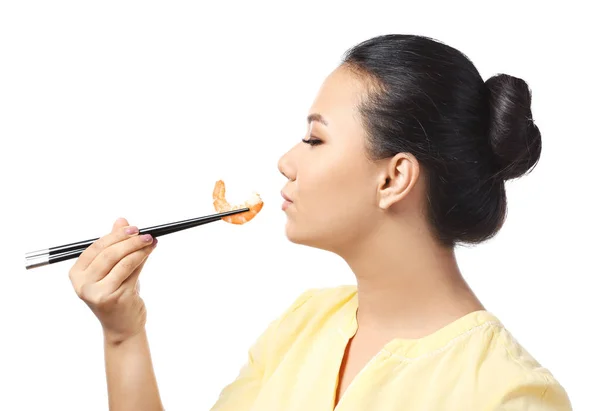 Mulher asiática bonita comer camarão no fundo branco — Fotografia de Stock