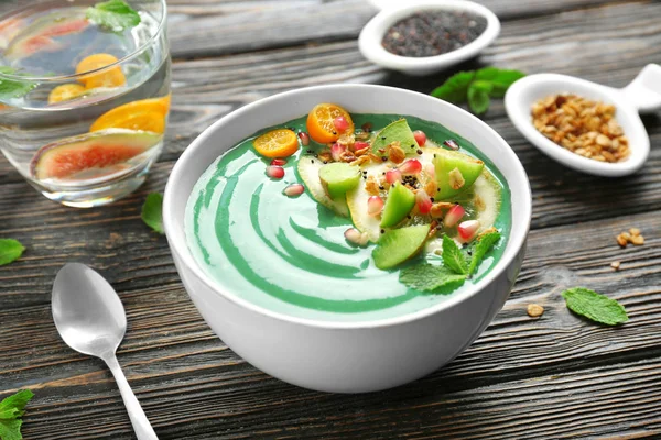 Cuenco con batido de espirulina verde en la mesa. Concepto de comida vegana saludable — Foto de Stock