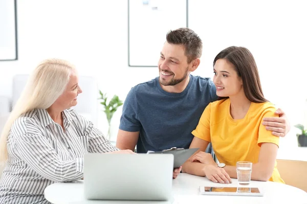 Female insurance agent consulting young couple in office — Stock Photo, Image