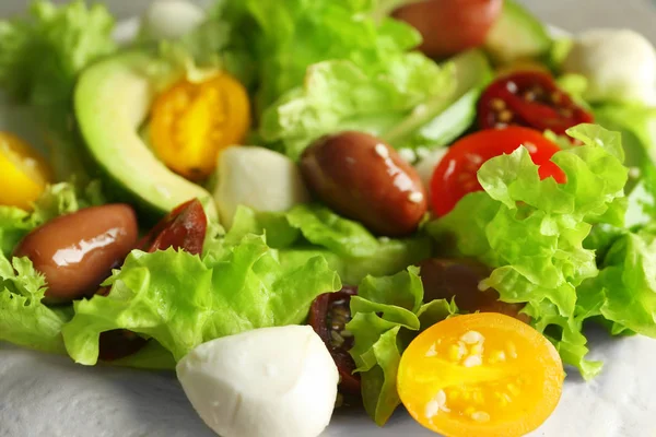 Marul ve mozzarella peyniri, closeup ile lezzetli sebze salatası