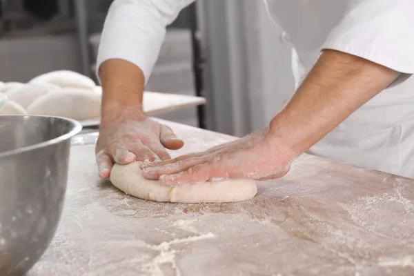 Mann bereitet Brot zu — Stockfoto