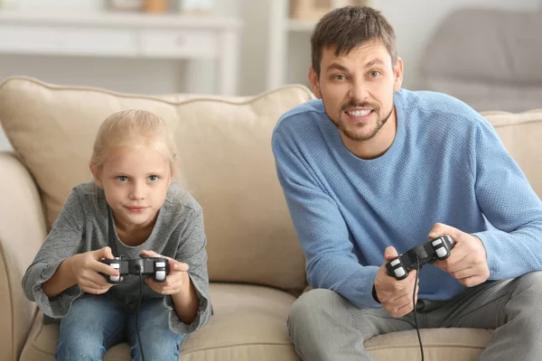 Pai e sua filhinha jogando videogame em casa — Fotografia de Stock