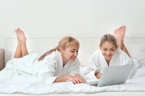 Reife Frau und ihre Tochter mit Laptop zu Hause — Stockfoto