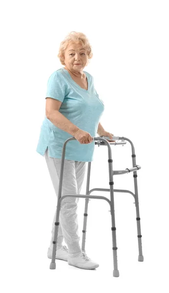 Пожилая женщина с ходячей рамкой на белом фоне — стоковое фото
