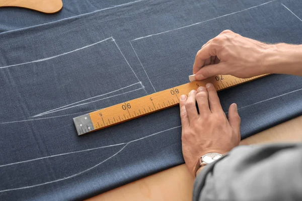 Giovane Sarto Che Lavora Con Tessile Primo Piano — Foto Stock