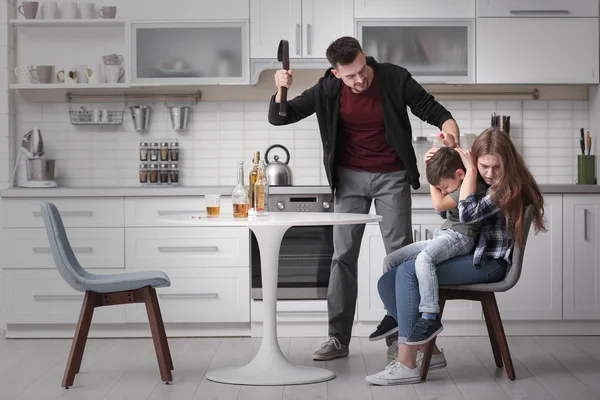 Hombre borracho amenazando a su hijo y esposa en la cocina —  Fotos de Stock