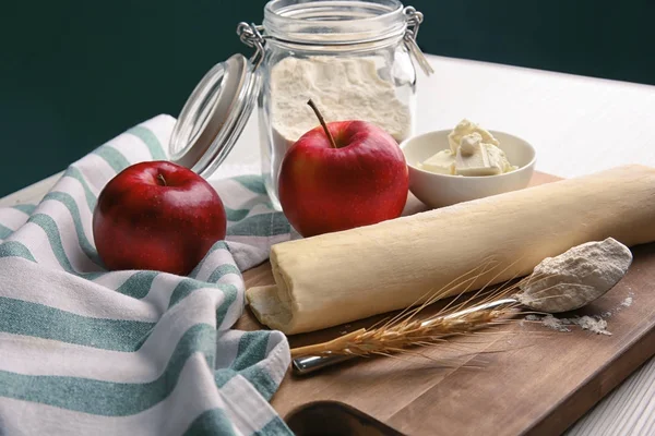 Composizione con pasta sfoglia fresca cruda — Foto Stock