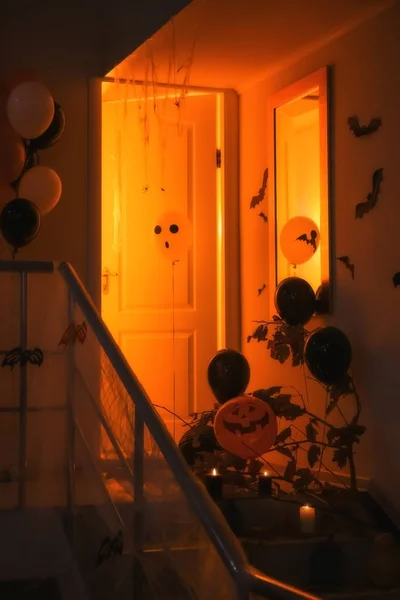 Doorway decorated with balloons for Halloween celebration — Stock Photo, Image