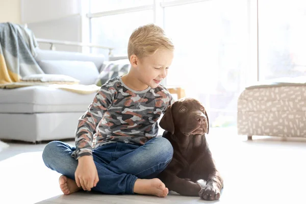 Милий маленький хлопчик з собакою на підлозі вдома — стокове фото