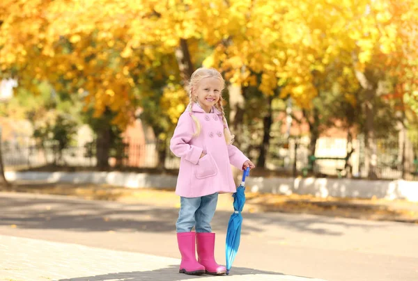 秋の公園で傘のかわいい女の子 — ストック写真