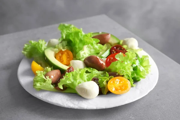 Teller mit leckerem Gemüsesalat auf dem Tisch — Stockfoto