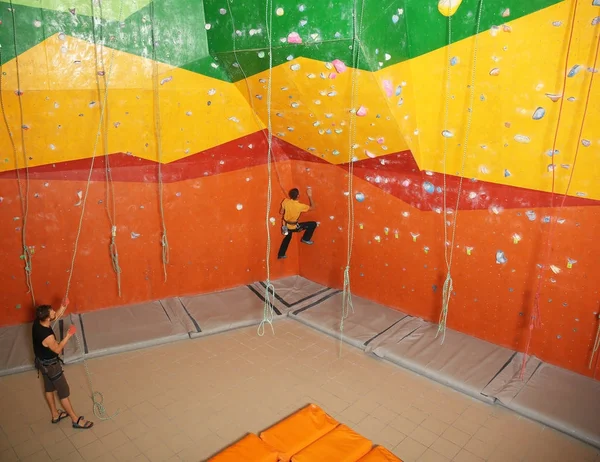 Hombres jóvenes en el gimnasio de escalada — Foto de Stock