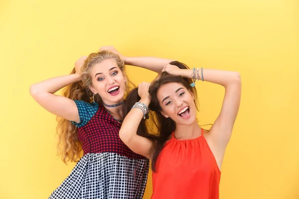 Renk arka plan üzerinde poz çekici hipster kızlar